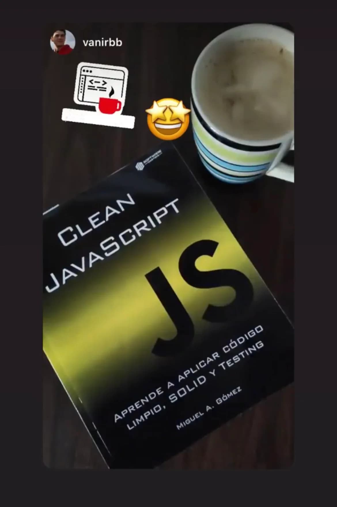 Fotografía de una persona leyendo Clean JavaScript 3