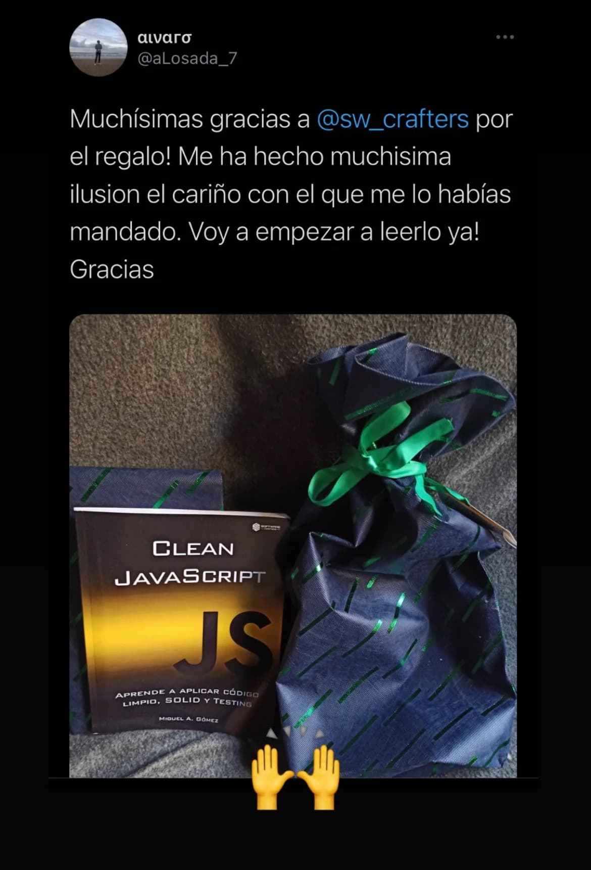 Fotografía de una persona leyendo Clean JavaScript 4