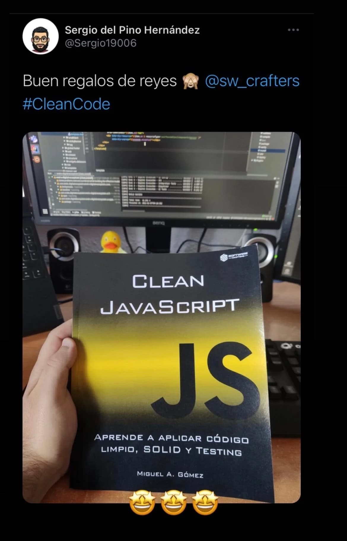 Fotografía de una persona leyendo Clean JavaScript 17